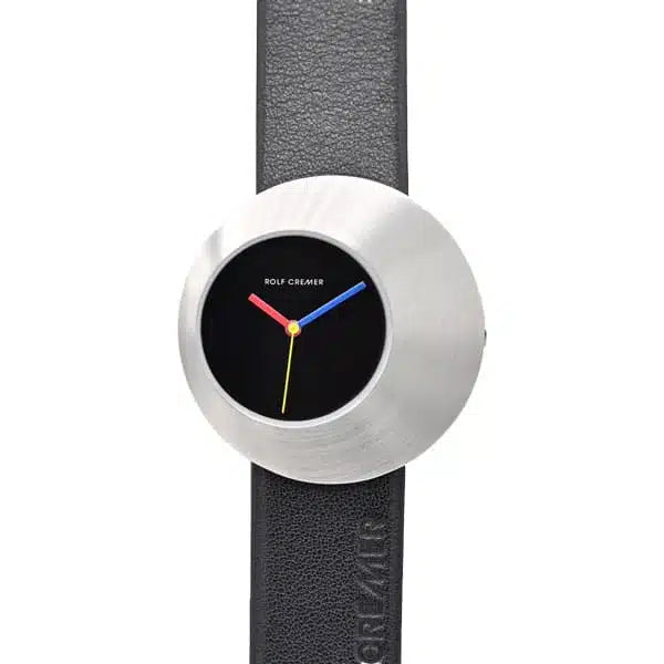 Zilveren horloge met ronde kast, zwarte wijzerplaat en leren zwarte band, met kleurrijke wijzers.