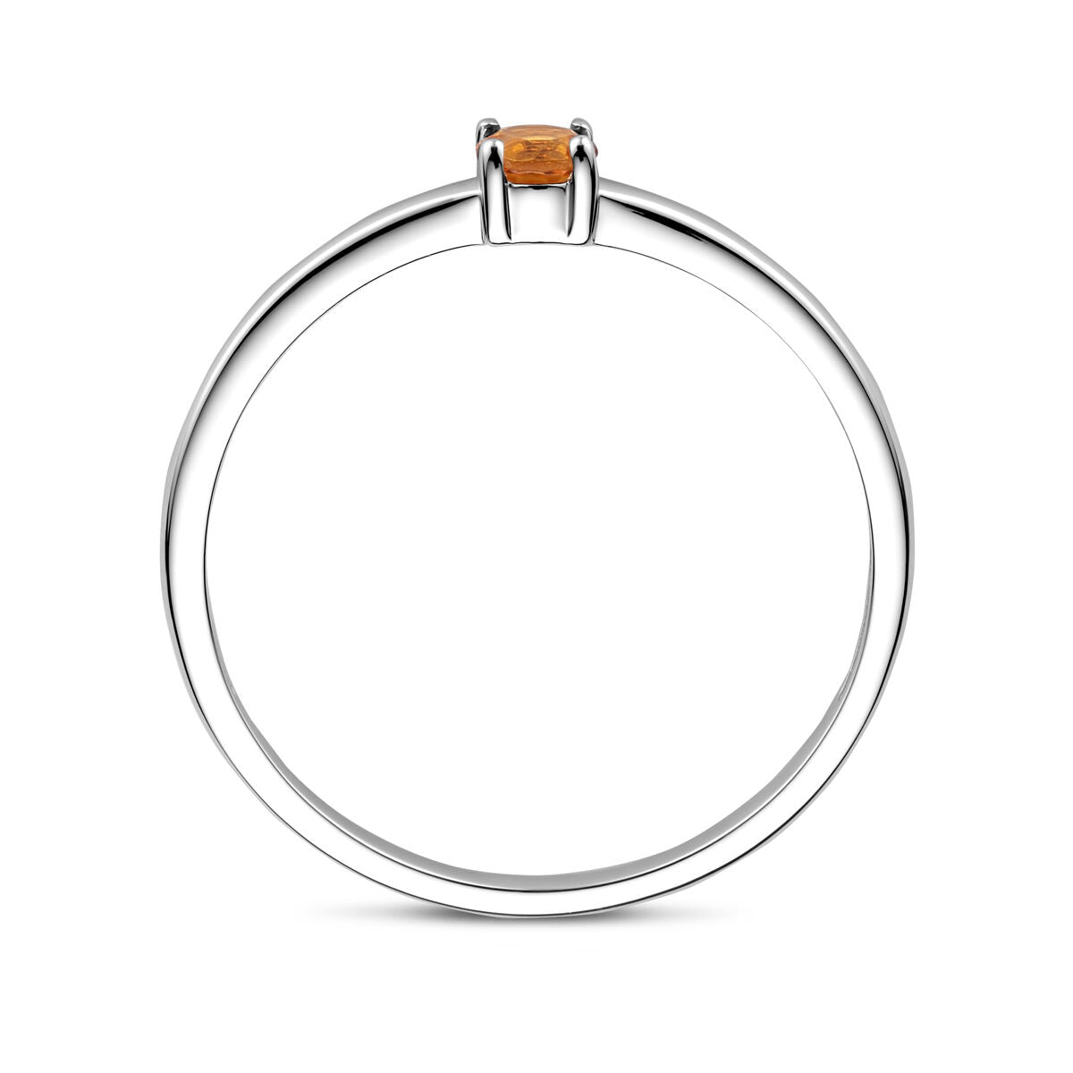 Een dunne gerhodineerde zilveren ring met november geboortesteen citrien in een eenvoudige vierpoots zetting, gefotografeerd tegen een witte achtergrond. Een elegant ontwerp van Van der Kooij Collectie.