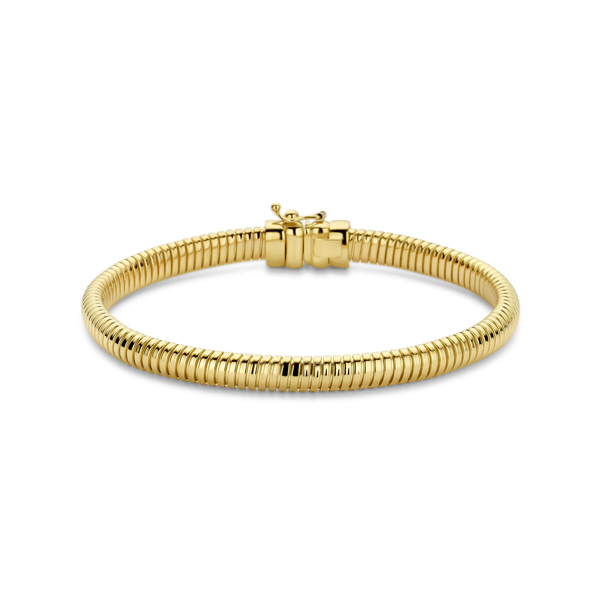De Van der Kooij Collectie armband omega 5,5 mm 18,5 cm in 14K geelgoud heeft een flexibele geribbelde omega-stijl en een bakslot, getoond op een witte achtergrond.