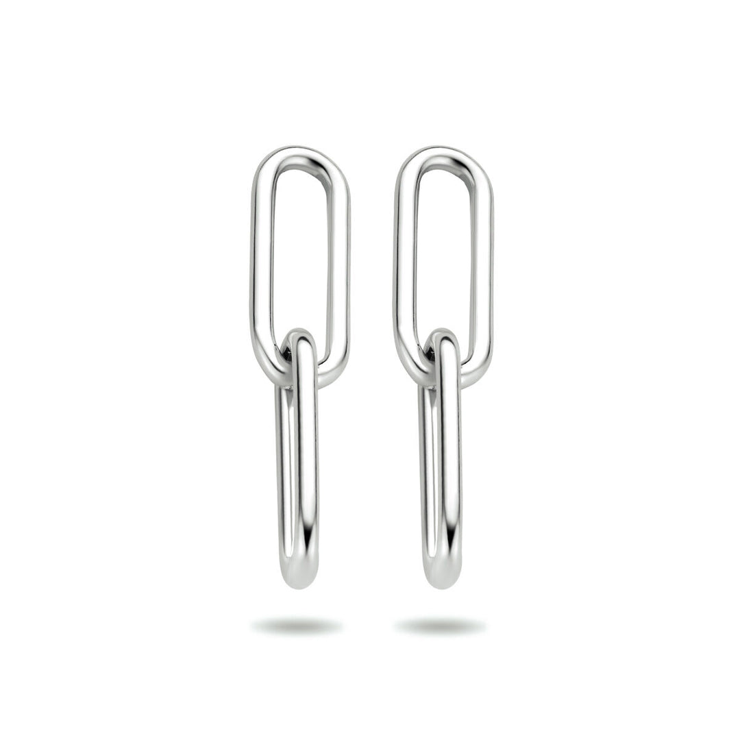 Een paar minimalistische Van der Kooij Collectie oorhangers paperclip zilver gerhodineerd, elk met twee in elkaar grijpende langwerpige ovale schakels, weergegeven op een witte achtergrond.