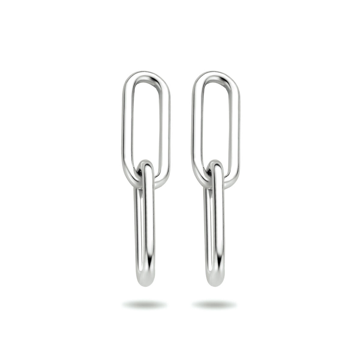 Uit de Van der Kooij Collectie zijn deze gegerhodineerd zilveren oorhangers paperclip voorzien van twee langwerpige, in elkaar grijpende ovale schakels en elegant weergegeven op een witte achtergrond.