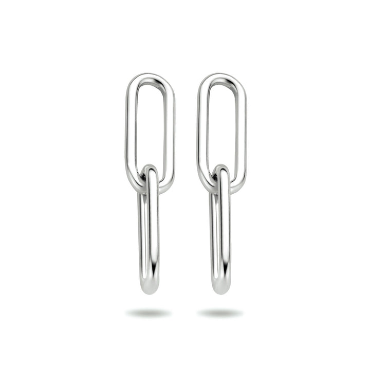Een paar minimalistische oorhangers paperclip zilver gerhodineerd van Van der Kooij Collectie, met langwerpige ovale en ronde schakels in 925 zilver, tegen een witte achtergrond.