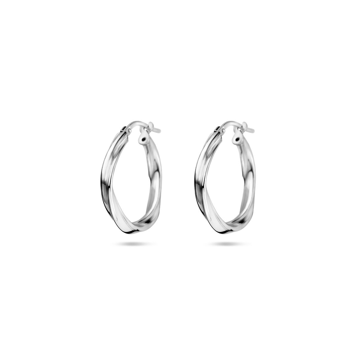 Gedraaide oorringen van 2,0 mm in gerhodineerd zilver met een glanzende afwerking.