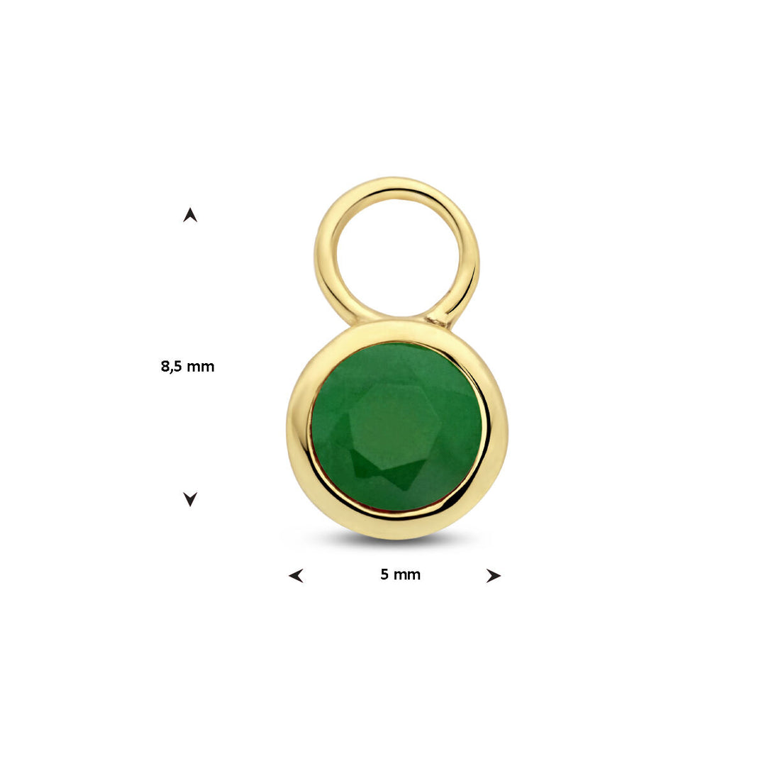 Een Van der Kooij Collectie oorhanger met geboortesteen per stuk 14K geelgoud, met een groene gefacetteerde steen in het midden, meet 8,5 x 5 mm en is afgebeeld op een witte achtergrond met maataanduidingen.