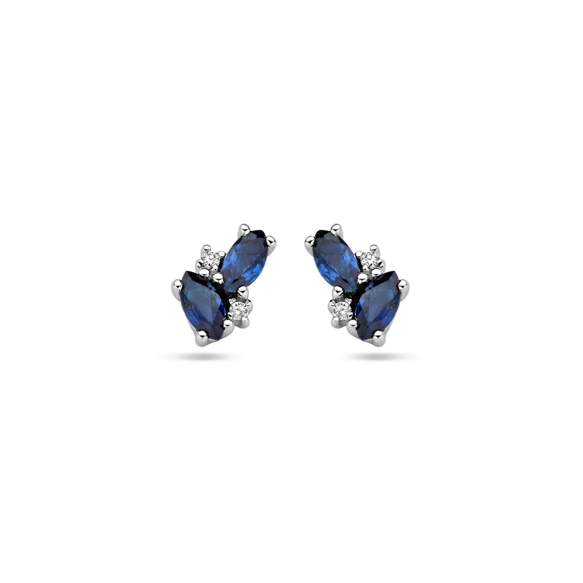 Oorknoppen saffier en diamant 0,02ct (2x 0,01ct) van 14K witgoud uit de Van der Kooij Collectie, met een elegant bloemdesign voor een tijdloze uitstraling, zichtbaar op een witte achtergrond.
