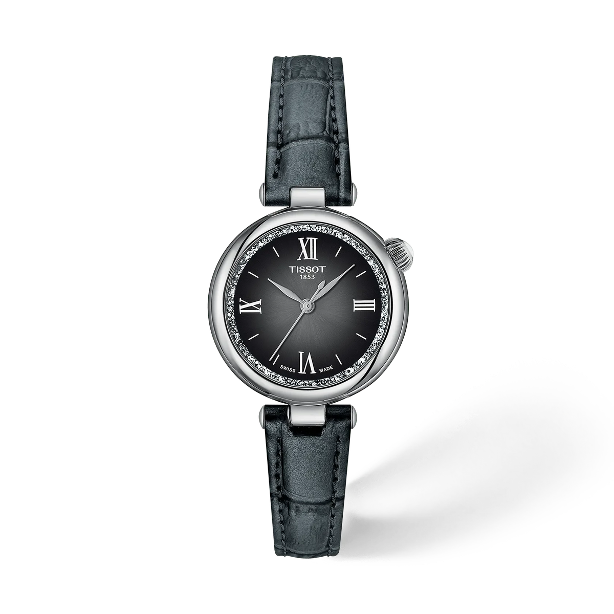 Zilveren horloge met een zwarte leren band en een grijze wijzerplaat met Romeinse cijfers.