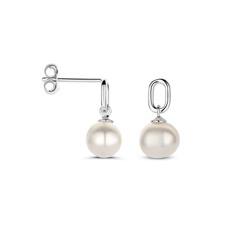 De Van der Kooij Collectie oorhangers 15 mm parel zilver gerhodineerd hebben een enkele ronde witte zoetwaterparel op elke oorbel, elegant bungelend aan een zilveren lus - perfecte dames sieraden voor elke gelegenheid.