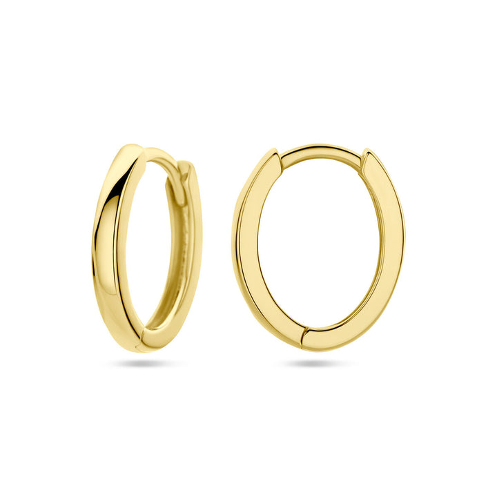 Op een witte achtergrond is een paar klapoorringen in 14 karaat geelgoud uit de Van der Kooij Collectie te zien. De ene oorbel is van voren te zien en de andere van opzij, waardoor het eenvoudige, gepolijste ovale ontwerp wordt benadrukt.