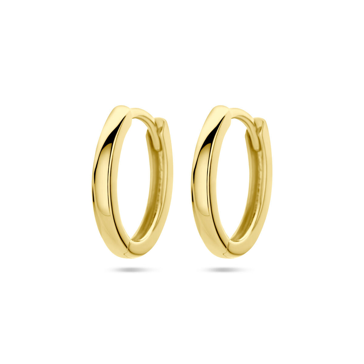 De Van der Kooij Collectie klapoorringen 14K geelgoud zijn kleine, ovaalvormige oorringen met een gladde, gepolijste afwerking: perfecte damesoorbellen voor elke gelegenheid. Weergegeven op een effen witte achtergrond.