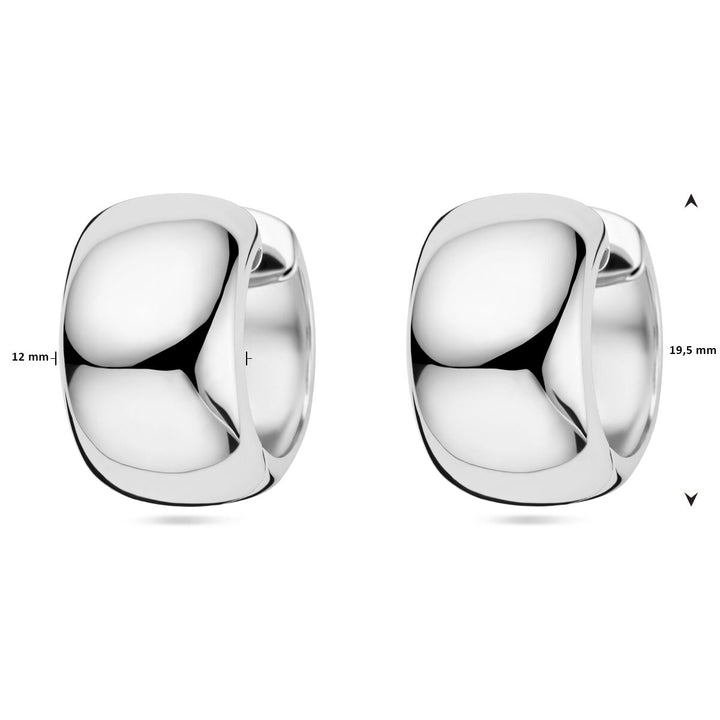 De Van der Kooij Collectie klapoorringen zilver gerhodineerd zijn stevige, gepolijste oorbellen voor dames, zowel van voren als van opzij afgebeeld. Ze zijn 12 mm breed en 19,5 mm hoog en hebben een gladde, ronde, reflecterende afwerking in gerhodineerd zilver.