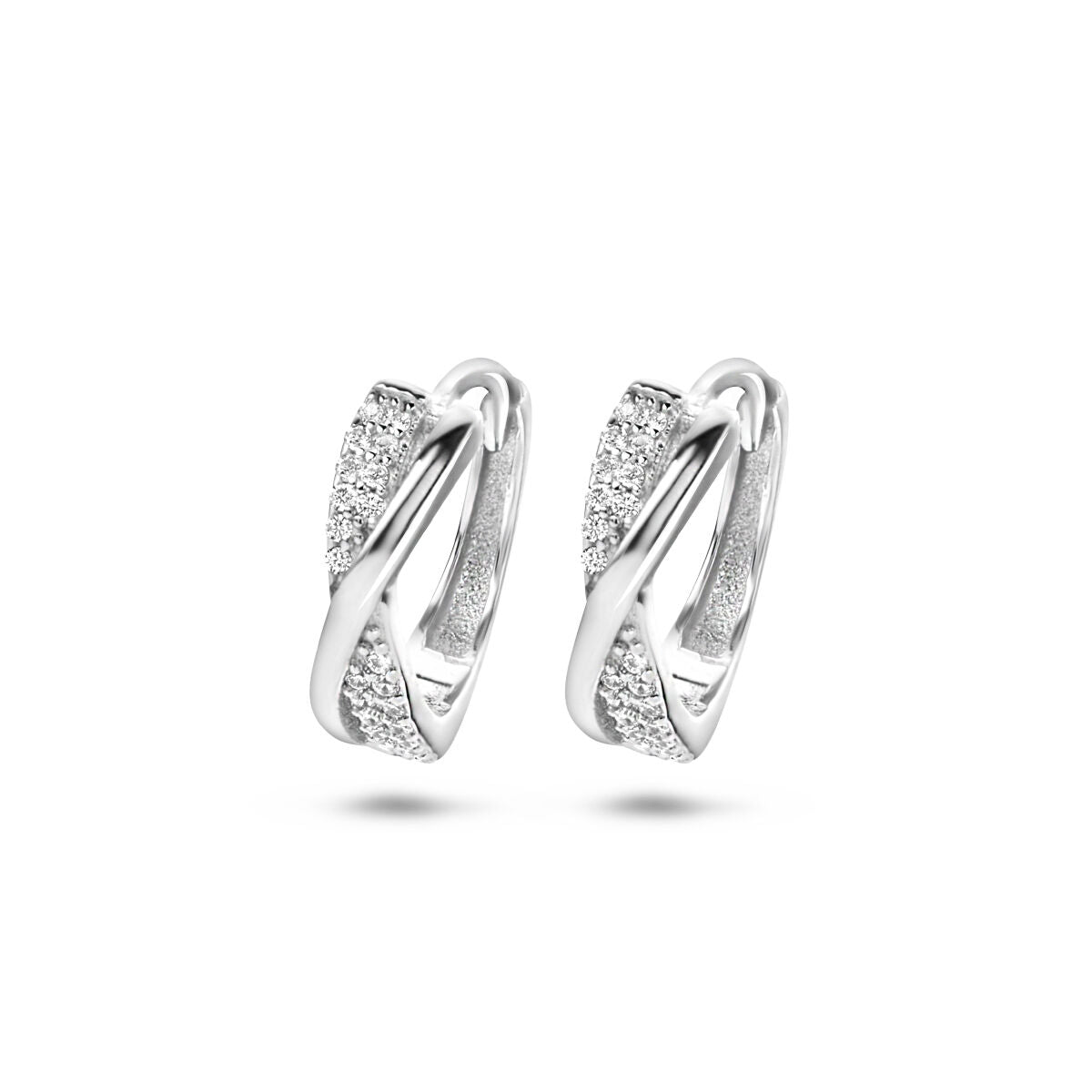 Klapoorringen van gerhodineerd zilver met zirkonia-steentjes en een gedraaide vorm.