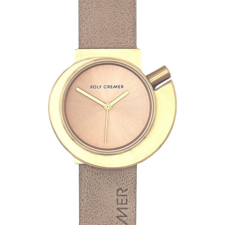 Gouden horloge met een ronde wijzerplaat en een beige leren band.