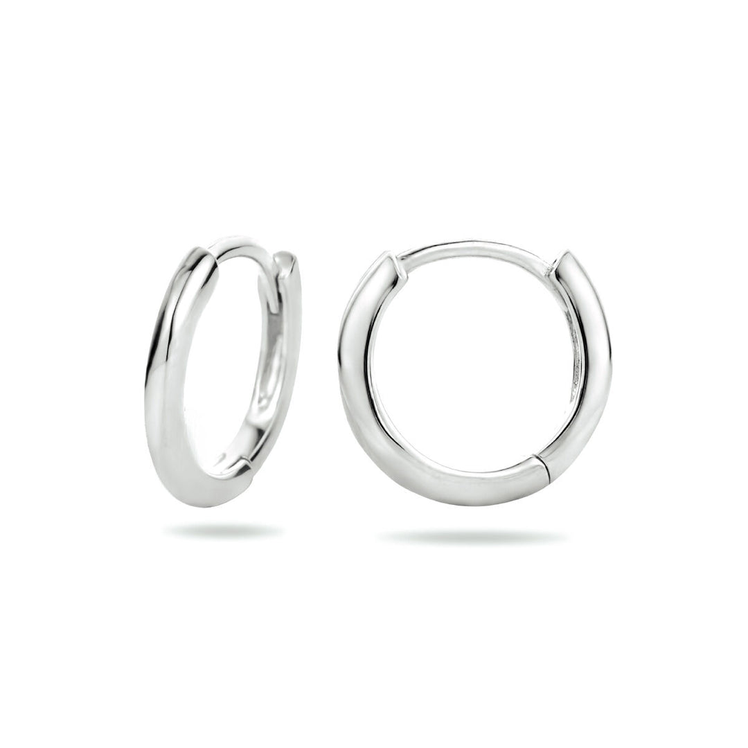 Twee kleine 925 zilveren klapoorringen half rond van Van der Kooij Collectie zijn afgebeeld op een witte achtergrond, één van de zijkant en één van de voorkant, waardoor hun gepolijste, minimalistische gerhodineerde ontwerp wordt benadrukt.