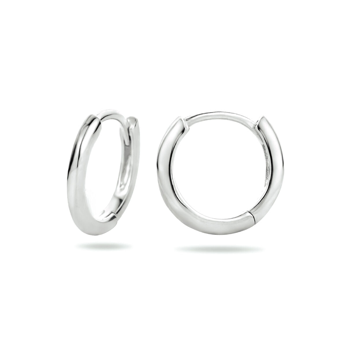 Twee kleine 925 zilveren klapoorringen half rond van Van der Kooij Collectie zijn afgebeeld op een witte achtergrond, één van de zijkant en één van de voorkant, waardoor hun gepolijste, minimalistische gerhodineerde ontwerp wordt benadrukt.