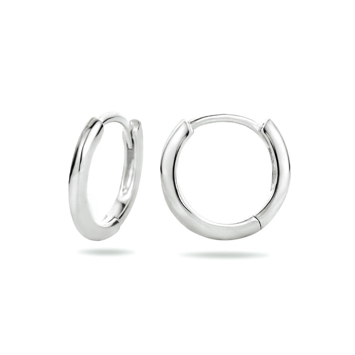 Twee kleine 925 zilveren klapoorringen half rond van Van der Kooij Collectie zijn afgebeeld op een witte achtergrond, één van de zijkant en één van de voorkant, waardoor hun gepolijste, minimalistische gerhodineerde ontwerp wordt benadrukt.