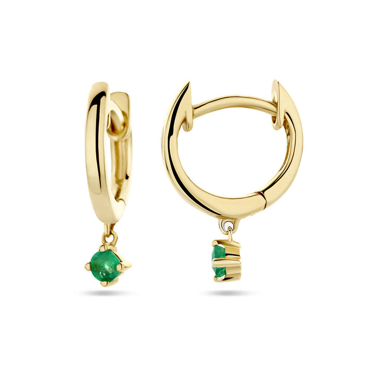 De Van der Kooij Collectie klapoorringen smaragd 14K geelgoud zijn een paar geelgouden oorbellen met elk een ronde smaragd steen. De afbeelding toont één oorbel van de zijkant en één van de voorkant op een witte achtergrond.