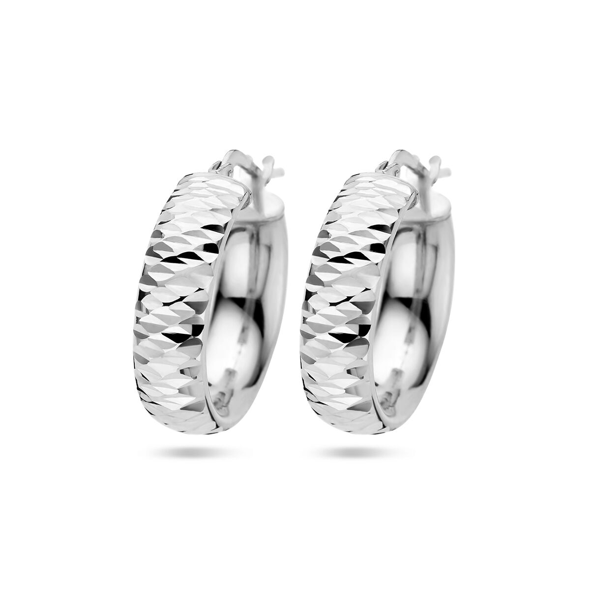 Een paar Van der Kooij Collectie oorringen gediamanteerd zilver gerhodineerd: zilveren hoepeloorbellen met een ruitvormig structuurpatroon, afgebeeld tegen een witte achtergrond.