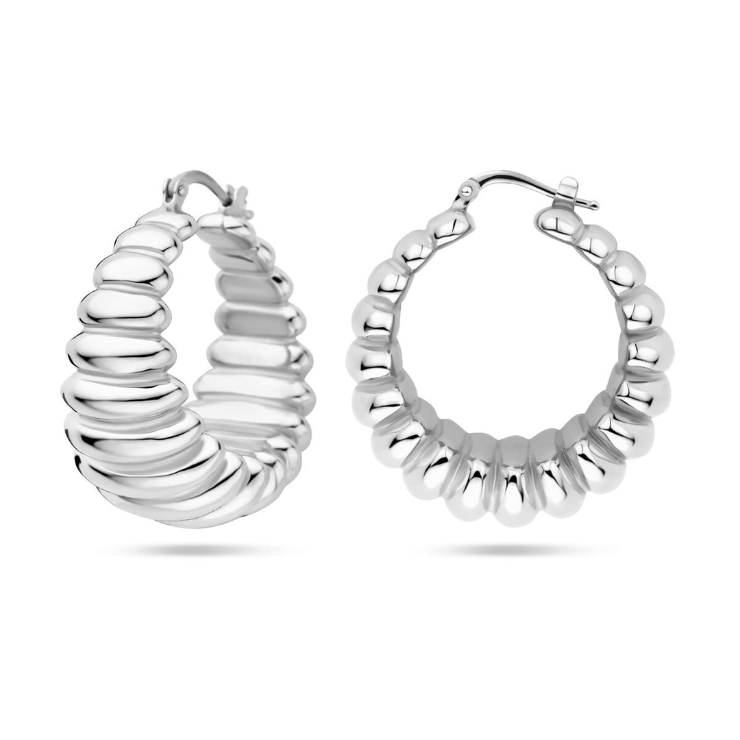 Geef je damesaccessoires een chique touch met de Van der Kooij Collectie oorbellen 34 mm zilver gerhodineerd - stevige, geribbelde, ronde creolen in gerhodineerd zilver, afgebeeld op een effen witte achtergrond.