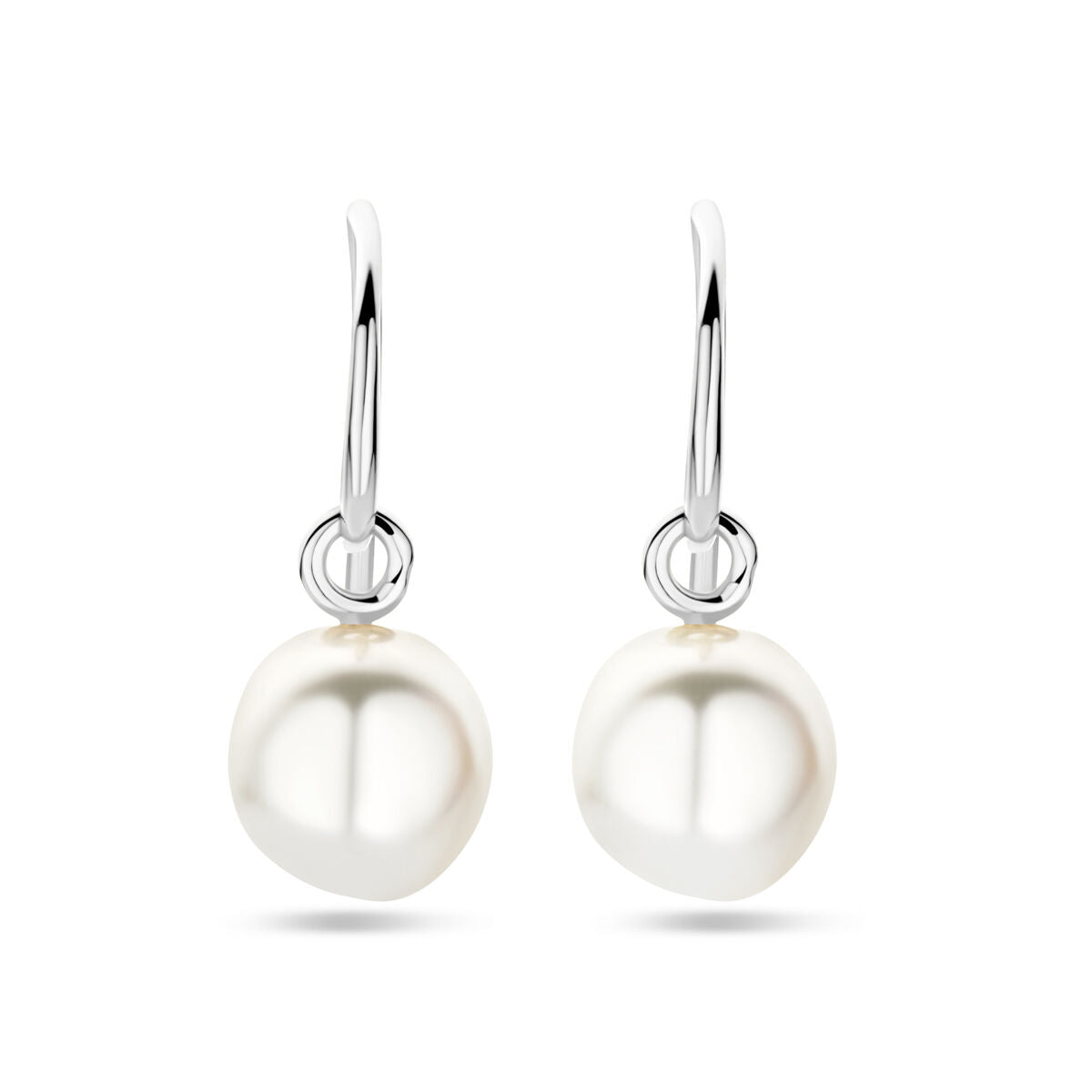 Een paar Van der Kooij Collectie oorhangers franse haak parel 24 mm in gerhodineerd zilver, met bungelende ronde witte parels tegen een witte achtergrond.