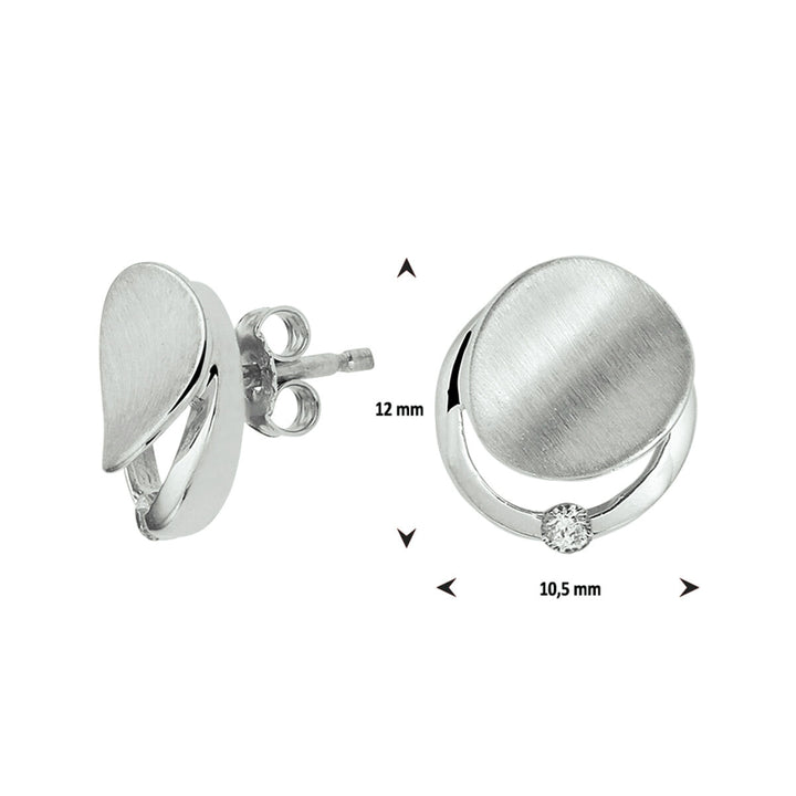 Oorknoppen zirkonia poli/mat zilver gerhodineerd van Van der Kooij Collectie met een ronde geborstelde schijf, glanzende gebogen lus en kleine zirkonia; afmetingen 12 x 10,5 mm.