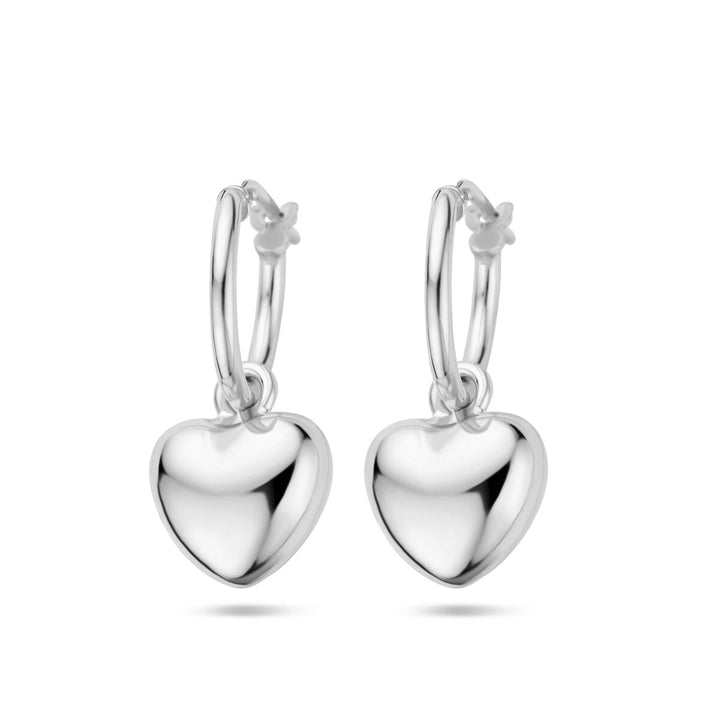 Een paar Van der Kooij Collectie oorringen hart zilver gehodineerd, met glanzende hartvormige hangers aan elke gerhodineerd zilveren oorringen, weergegeven tegen een effen witte achtergrond.