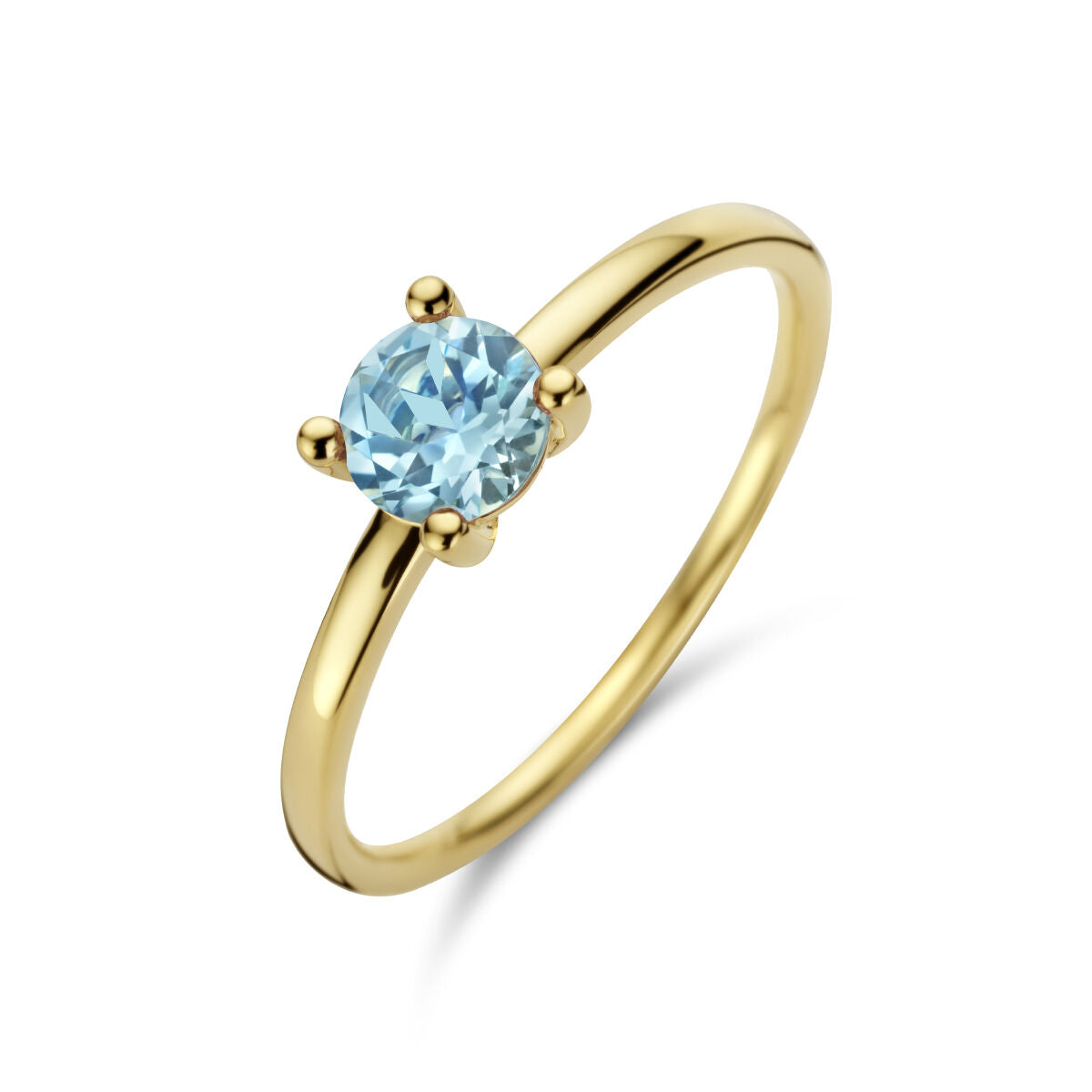 Een 14k geelgouden "ring blauw topaas" van Van der Kooij Collectie, met een ronde blauwe topaas in een klassieke vierpootzetting, gepresenteerd op een witte achtergrond.