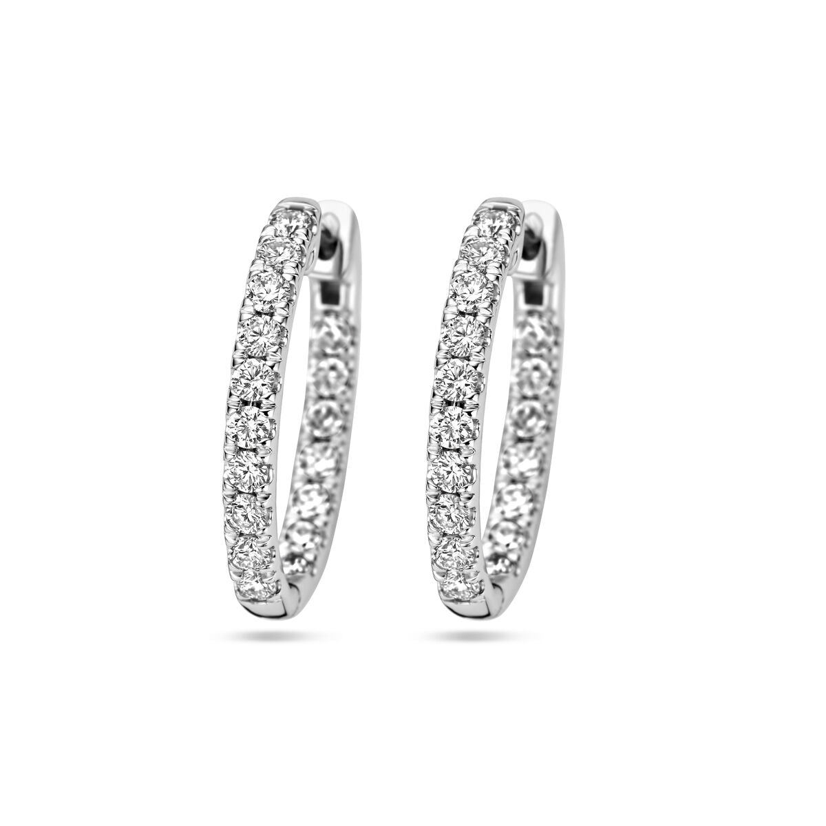 Klapoorringen van 14K witgoud met lab grown diamanten van in totaal 0.96ct, bezet met sprankelende steentjes.