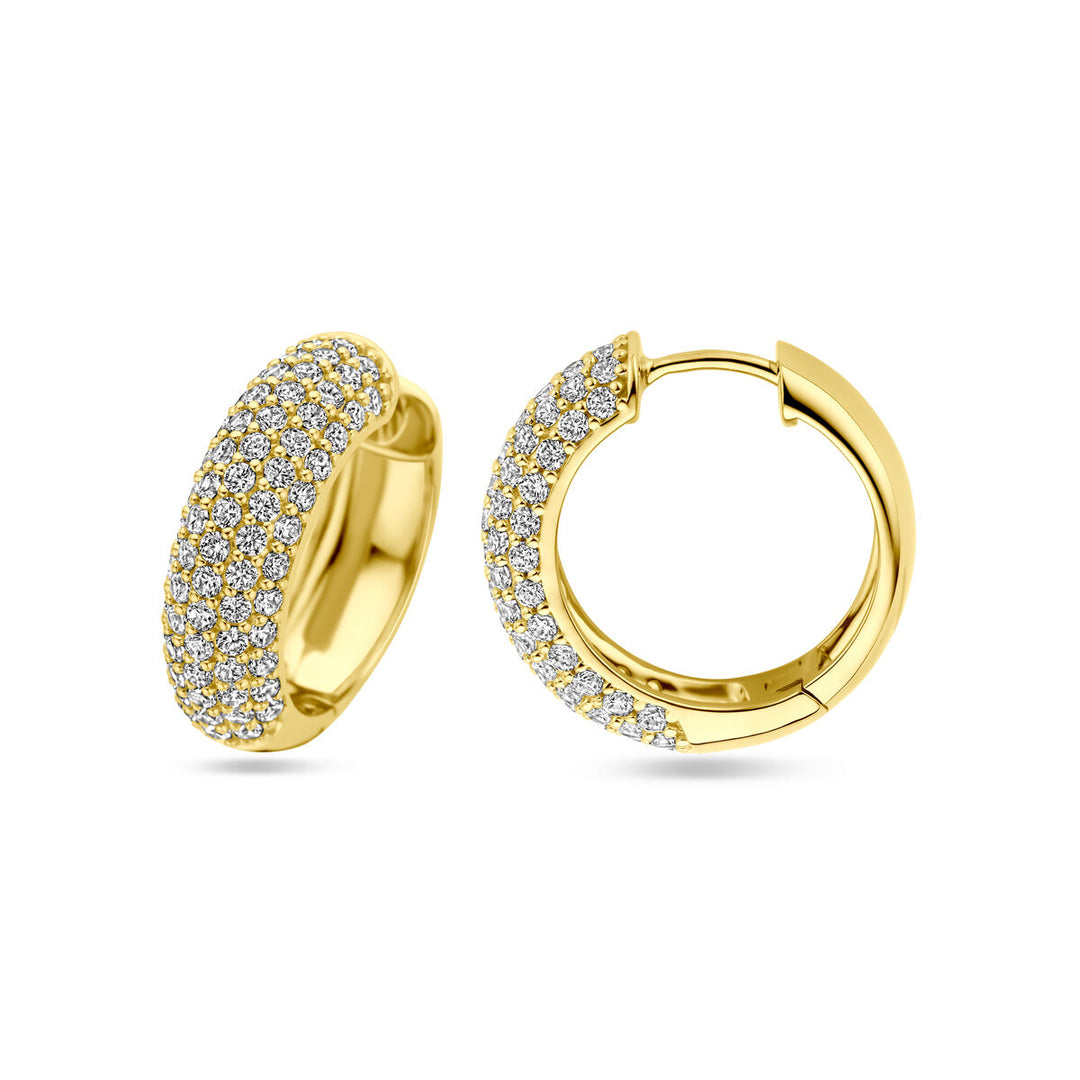 Een paar Van der Kooij Collectie klapoorringen zirkonia 21 mm 1 micron zilver verguld (geel), elk versierd met rijen fonkelende witte steentjes. De ene oorbel is naar voren gericht, de andere open om de sluiting te laten zien.