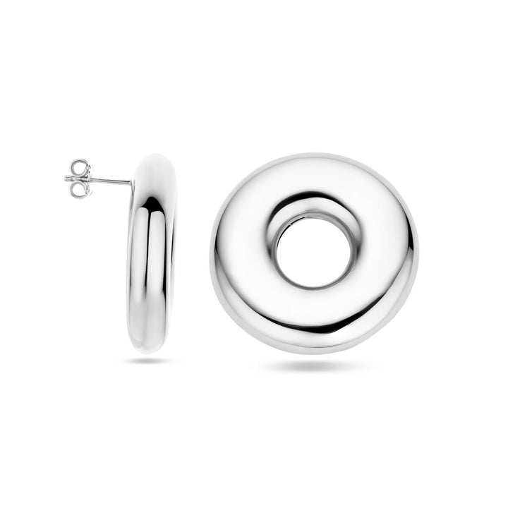 De Van der Kooij Collectie oorknoppen rondje 32 mm zijn glanzende, ronde, geringde zilveren oorbellen met een glad, donutvormig ontwerp: één vanaf de voorkant zichtbaar om de cirkel te tonen, de andere schuin om de dikte en het staafje te tonen.