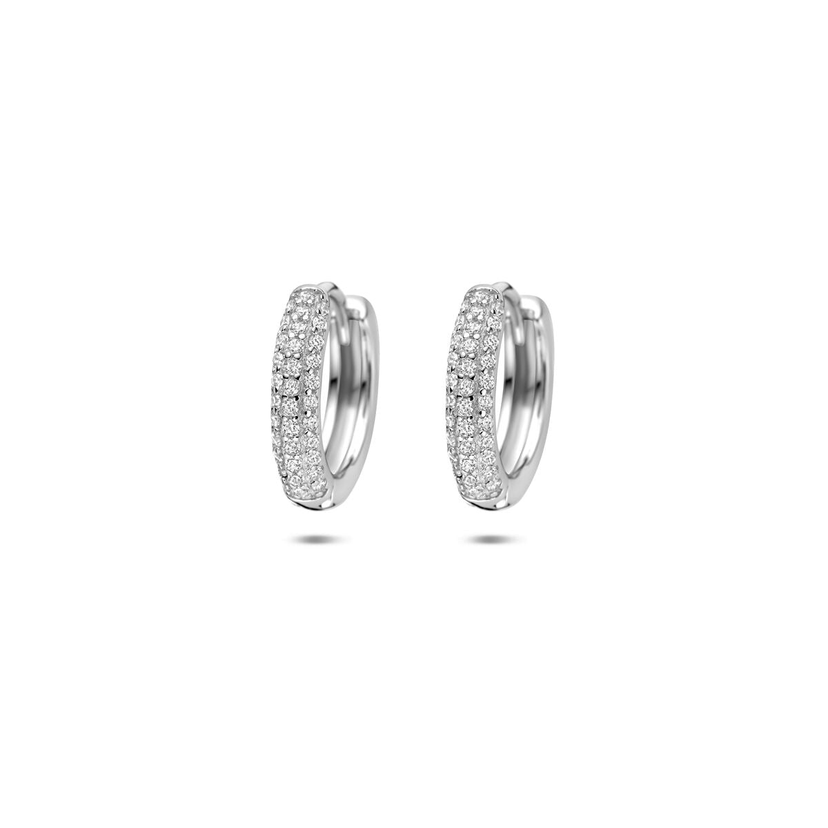 Zilveren klapoorringen van gerhodineerd 925 zilver, bezet met zirkonia-steentjes.
