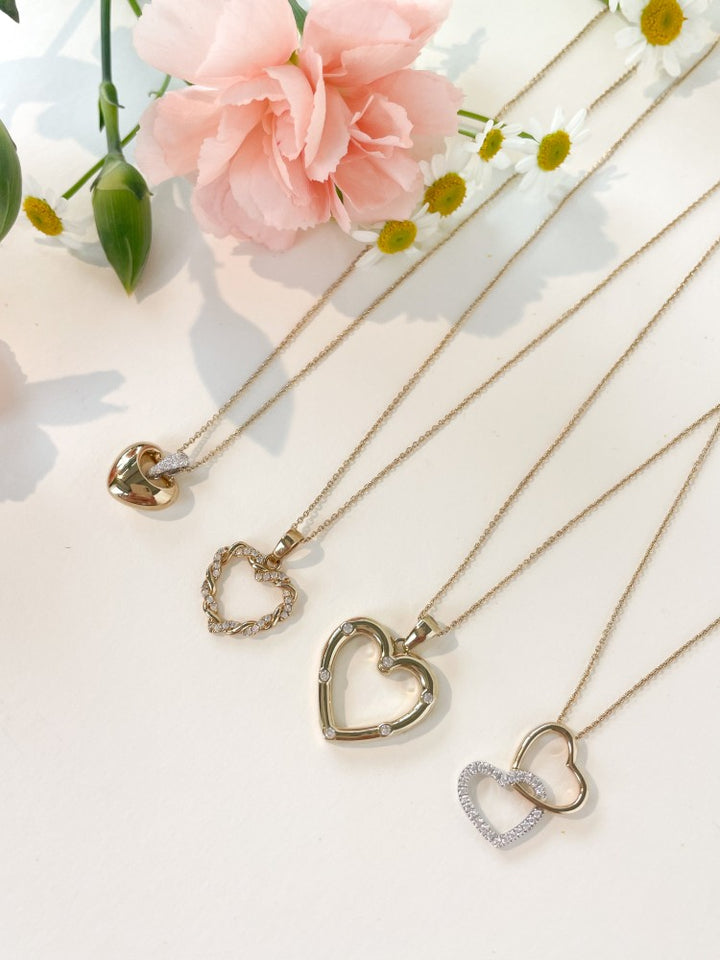 Gouden hanger van twee verbonden harten – 14 karaat geel/witgoud – Zirkonia