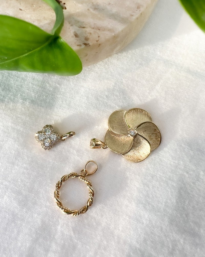 14K Geelgouden Hanger met Gevlochten Band – Elegante Cirkelhanger voor Dames