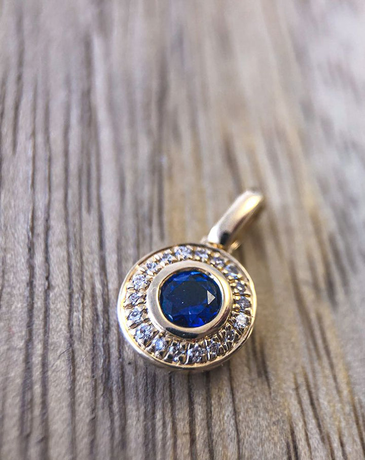 Geelgouden Entourage Hanger met Briljant Geslepen Saffier en Diamant  14 Karaat Goud