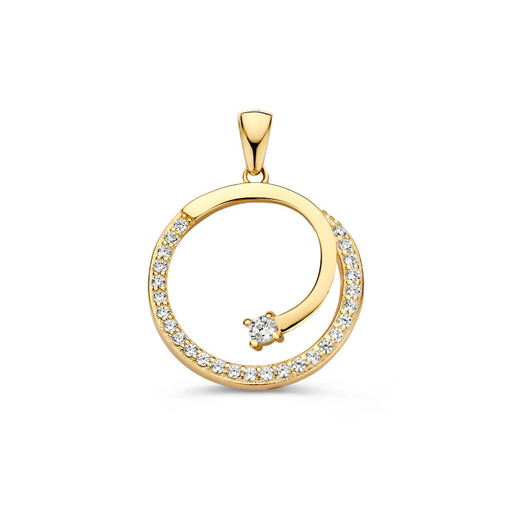 De Speelse Ronde Geelgouden Hanger met Zirkonia's van Excellent Jewelry straalt verfijnde glans uit met een cirkelvormig spiraalontwerp, bezet met zirkonia's en een centrale steen, prachtig gepresenteerd tegen een witte achtergrond.