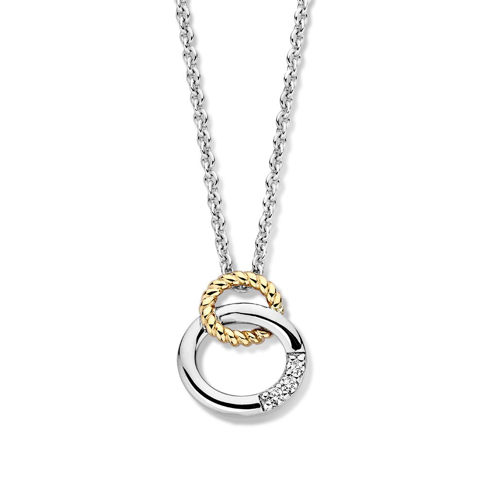 Zilveren ketting met een gouden, gedraaide hanger en drie zirkonia's in de ring.