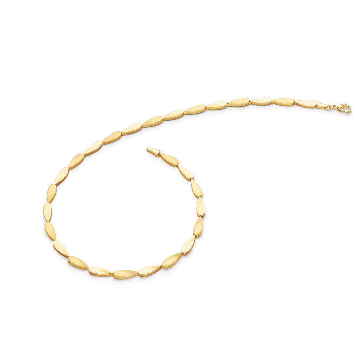 De Boccia Titanium Collier gp 08068-03 heeft een goudkleurige ketting met bladvormige schakels in een cirkelvorm op een witte achtergrond, eindigend met een elegante sluiting die het Boccia-ontwerp benadrukt.
