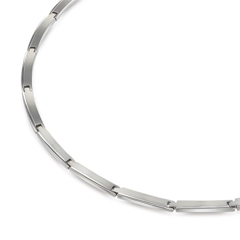 Een close-up van de Boccia Titanium Collier NL 08028-01 toont de strakke, rechthoekige schakels die vloeiend buigen in een minimalistisch ontwerp, waardoor de moderne stijl van Boccia wordt benadrukt tegen een witte achtergrond.