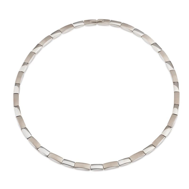 De Boccia Titanium Collier NL 08043-01 van Boccia heeft afwisselend rechthoekige zilveren en geborstelde metalen schakels in een cirkelvormig patroon en biedt een elegant ontwerp met een eenvoudige, naadloze sluiting.