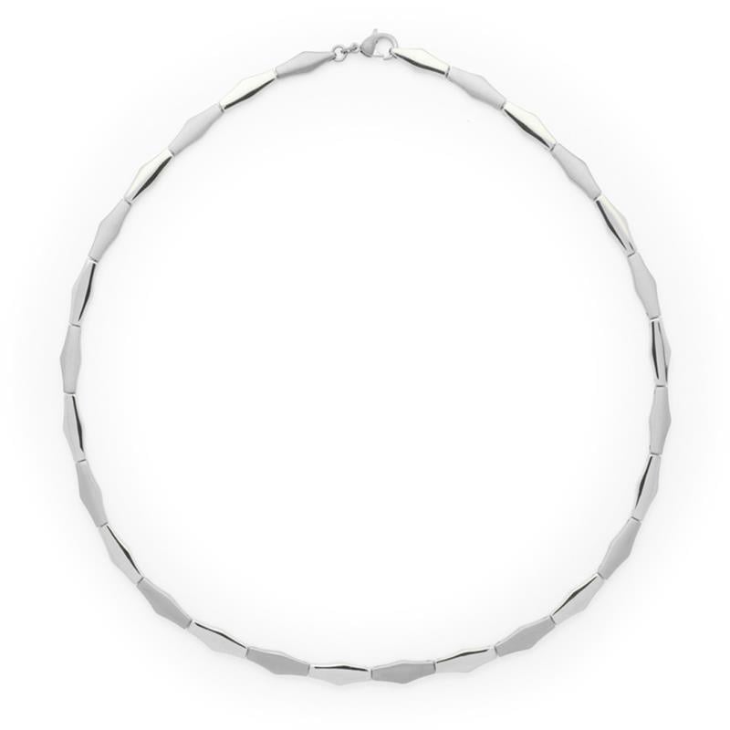 De Boccia Titanium Collier NL 08047-01 is voorzien van zilverkleurige, mat afgewerkte langwerpige, gefacetteerde schakels in een symmetrisch patroon. Deze strakke damesketting is voorzien van een eenvoudige sluiting en wordt gepresenteerd tegen een effen witte achtergrond.