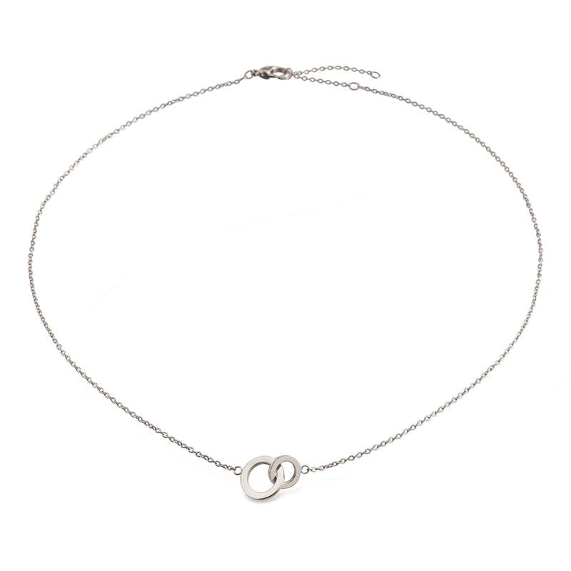 De Boccia Titanium Figura Collier 08033-01 is een delicate zilverkleurige ketting met een fijne ketting en twee in elkaar grijpende cirkels als hanger uit de elegante Boccia Figura collectie, afgebeeld op een witte achtergrond.
