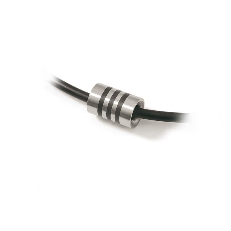 Een zwart koord loopt door de Boccia Titanium Hanger 0719-03-hanger, met accenten van zwart emaille en drie gegraveerde lijnen, op een witte achtergrond.