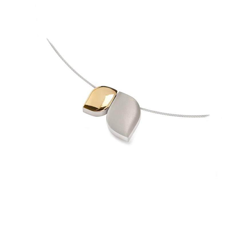 De Boccia Titanium Hanger Bicolor 07009-01 van Boccia is een minimalistische ketting met geometrische hangers van goud en zilver, gemaakt van duurzaam materiaal en elegant hangend aan een dun zilveren draad.