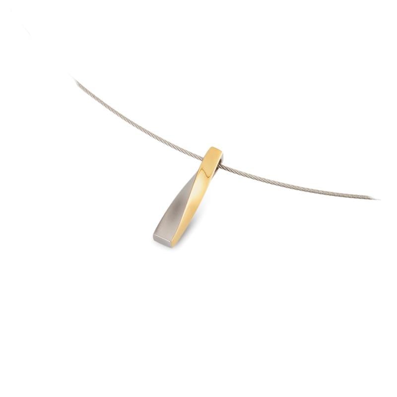 De Boccia Titanium Hanger Bicolor 07018-02 van Boccia is een minimalistische ketting met een dunne, zilveren ketting en een strakke hanger met een modern design, met een gedeeltelijk gouden en zilveren afwerking.