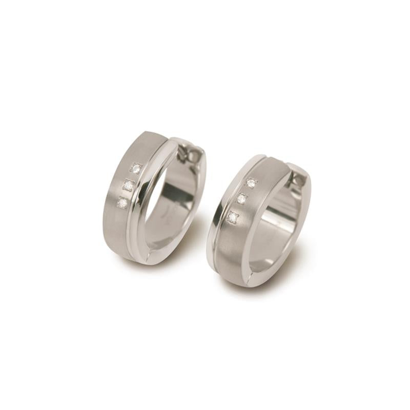 Titanium oorringen met een diameter van 6 mm, afgewerkt in een glanzende zilverkleur met subtiele details.