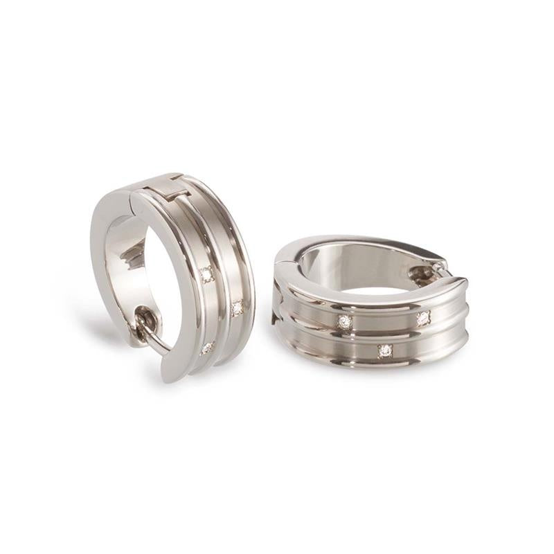 Titanium oorringen met een breed, gestreept ontwerp en kleine, ronde details.
