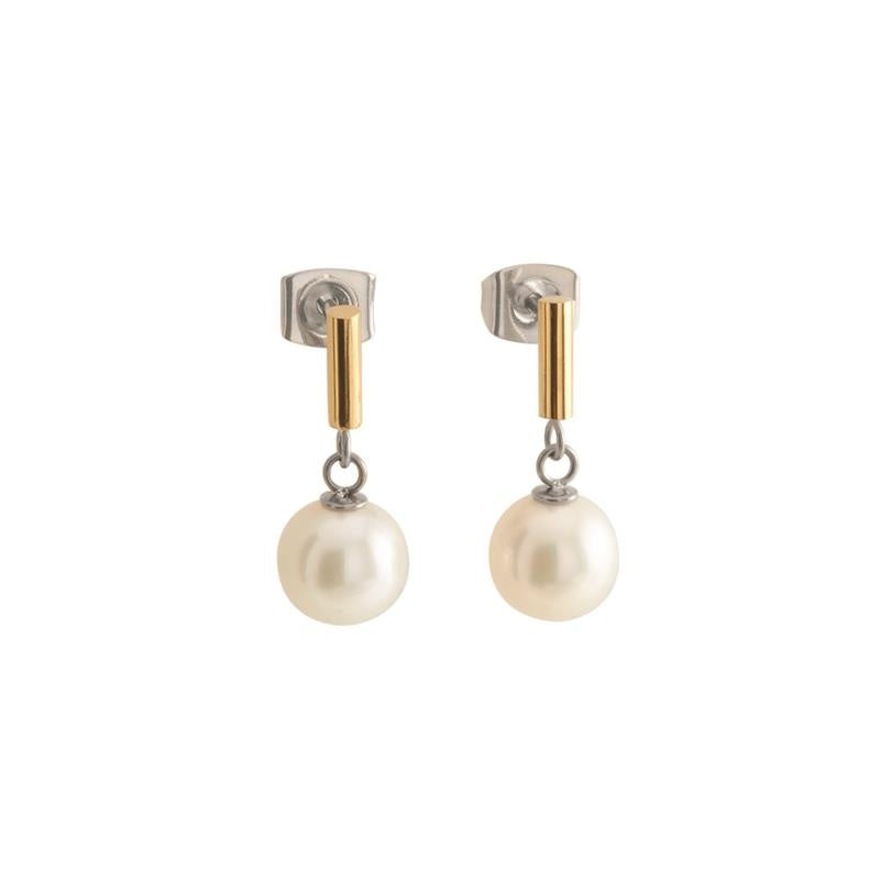 Bicolor titanium oorstekers met een parel, voorzien van een gouden en zilveren afwerking.