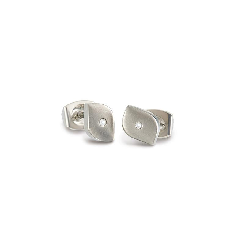 Titanium oorstekers met een glanzende afwerking en een kleine, heldere steen in het midden.