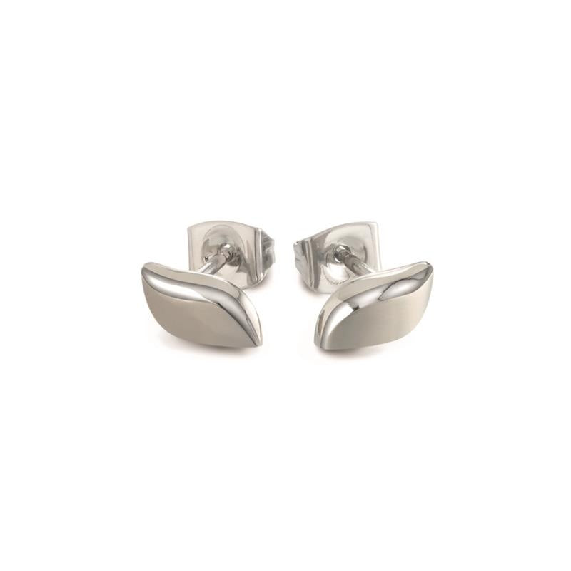 Een paar Boccia Titanium Oorstekers 05044-01 manchetknopen van Boccia, met een glanzend, zilverkleurig, gebogen, rechthoekig ontwerp geïnspireerd op strakke titanium oorbellen, afgebeeld op een effen witte achtergrond.