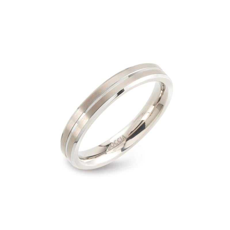 De Boccia Titanium Ring 0148-01 heeft een strakke, zilverkleurige band met een dun design en een enkele smalle groef, die de minimalistische stijl van Boccia weerspiegelt. Afgebeeld met een gepolijste afwerking tegen een witte achtergrond.
