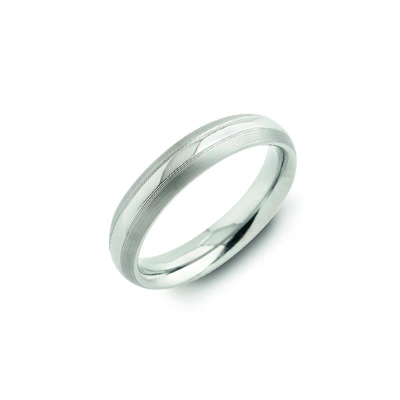 De Boccia Titanium Ring 0131-01 heeft een slanke, licht afgeronde titanium band met een subtiele groef in het midden – ideaal voor liefhebbers van moderne sieraden. De ring wordt getoond tegen een effen witte achtergrond.